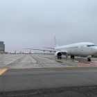 Un nuevo avión estacionó ayer en el aeropuerto de Alguaire.