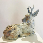 Animales de cerámica y madera en una exposición en Rialp 