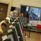 Vista de votantes participando en una jornada de voto anticipado en Houston, Texas.