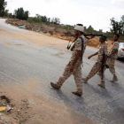 Fuerzas libias patrullan desde un puesto al sur de Trípoli.