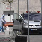 Un operari treu el fèretre d’una víctima del Covid-19 d’una residència de la tercera edat, ahir, a Madrid.