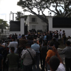 El líder opositor Leopoldo López habla ante los medios en la residencia del embajador español.
