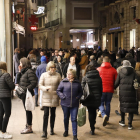 El Eix Comercial estaba ayer repleto y hoy domingo también abrirán las tiendas.