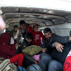 Refugiados sirios agolpados en una furgoneta en la frontera turco-griega.