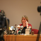 La consellera Alba Vergés, durante la rueda de prensa de ayer en la sala de actos del hospital Arnau.
