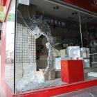 Así quedó el escaparate de la tienda afectada en la calle Balmes de Lleida