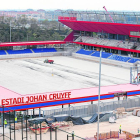 El estadio Johan Cruyff ya luce su nombre y se han colocado los primeros asientos.