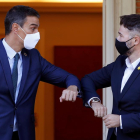 Pedro Sánchez y Gabriel Rufián saludándose con un choque de codos antes de su reunión en Moncloa.