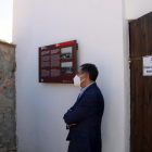 La consellera de Justícia, Ester Capella, ahir al cementiri de Seròs, on es va instal·lar una placa.