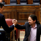 Pablo Iglesias saluda Pedro Sánchez després de la intervenció davant del ple del Congrés.