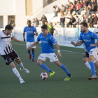 Juanto Ortuño intenta superar un jugador de l’Ontinyent amb un dríbling, seguit de prop per Pedro Martín, ahir a El Clariano.