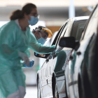 Sanitaris fan tests de detecció de coronavirus a conductors a les portes de l’hospital d’A Mariña.