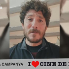 Un fotograma del vídeo en què l'actor Miquel Sitjar expressa el seu suport a la campanya 'I Love cine de poble' del Circuit Urgellenc.