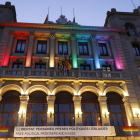 Bandera multicolor ayer en el balcón del ayuntamiento de Les Borges y fachada de la Paeria de Lleida iluminada con los colores del arco iris.