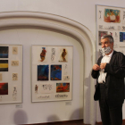 L’artista, ahir a la sala Sant Domènec, al costat de les il·lustracions que va crear el 2012 per a la Bíblia.