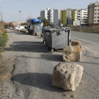 La filera de pedres col·locada en paral·lel al Camí de la Mariola, ahir.