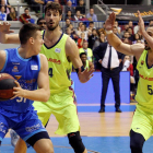 L’aler del Burgos Vlatko Cancar, davant de Pau Ribas i Ante Tomic, ahir a Burgos.