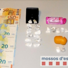 Els mossos van decomissar 11,9 grams de cocaïna, dos telèfons mòbils i 170 euros.