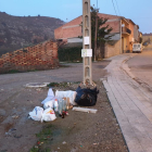 Vecinos de Gerb han dejado la basura en la calle como protesta por la retirada de los contenedores. 