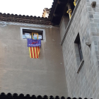 Imagen de la ventana de ERC y de los lazos de la Crida.