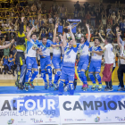La plantilla del Lleida Llista celebra la consecució del seu segon títol europeu, el 2019.