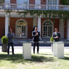 El president, part del seu Executiu i agents socials van escenificar l’acord en una foto conjunta als jardins de La Moncloa.