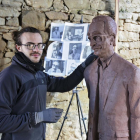 El artista de Hostafrancs Enric Porta está ultimando la escultura dedicada a Manuel de Pedrolo que se instalará en marzo en L’Aranyó.