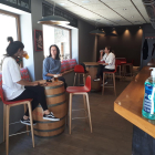 Imagen de un bar de la localidad de Vielha con clientes consumiendo unas bebidas guardando las distancias y medidas de seguridad.
