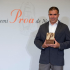 El escritor de Saidí Francesc Serés recibió ayer el Premi Proa de novela por la obra ‘La casa de foc’.