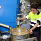 Imagen de archivo de producción de aceite de oliva virgen extra.
