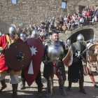 Guerreros equipados en el asedio al castillo, que tuvo lugar ayer por la tarde.  