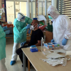 Sanitarios extraen muestras en una residencia de Canet de Mar para someterlas a la prueba PCR, ayer.