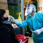 Un sanitari italià realitza una mostra serològica a una dona per detectar la malaltia.