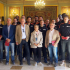Jugadors, tècnics i directius de l’ICG Força Lleida, ahir amb Montse Parra a la Paeria.