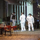 Policías científicos austriacos recabando pruebas en la zona donde sucedieron los ataques.