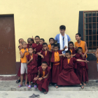 Aleix Porras, amb nens monjos d’un monestir budista a Katmandú, on va estar a l’estiu.