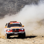 El vehículo de Isidre Esteve y Txema Villalobos, en un momento de la primera etapa del Dakar, en la que sufrió dos pinchazos.