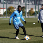 Ousmane Dembélé se ejercitó ayer en solitario en el campo de entrenamiento de la Ciutat Esportiva.