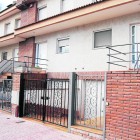 Imagen de la vivienda en la que ocurrió la agresión. A la derecha la puerta con el cristal roto. 