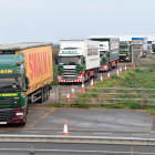 Más de cien camiones participaban ayer en un ensayo de eventuales atascos en Dover por el Brexit.