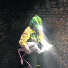 Un agente rural con una cigüeña en el interior de la chimenea.