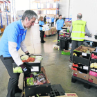 Voluntarios trabajaban ayer codo con codo clasificando los alimentos del Banc dels Aliments de Lleida. 