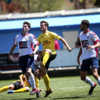 Un jugador del Mollerussa lluita per una pilota entre dos rivals, en una acció del partit d’ahir.