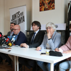 Comín, Carles Puigdemont y Ponsatí junto a Xavier Trias, Gonzalo Boye y Beatriz Talegón, el sábado en rueda de prensa.