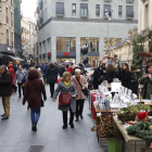 Alguns dels punts de venda de l’Slow Shop Market celebrat ahir davant la Catedral.