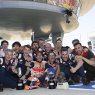 Marc Màrquez celebra la seua victòria a Jerez de la Frontera al costat dels membres del seu equip de Repsol Honda.