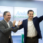 Imagen del líder del PP andaluz, Juanma Moreno, aplaudido por el portavoz, Elías Bendodo.
