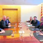 Aragonès y Bosch frente al embajador británico, Simon Manley, ayer, en Barcelona.
