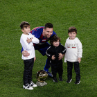 Leo Messi posa amb els seus tres fills a la gespa del Camp Nou després d’oferir la sisena Pilota d’Or de la seua carrera a l’afició.