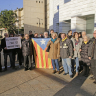 Concentració de suport ahir a la coordinadora de l’ANC a Lleida, Rosa Burrell, al centre de la foto.